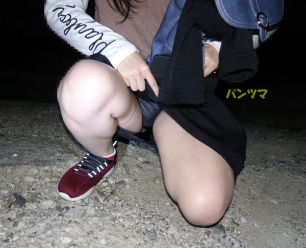 19歳　ほぼ女子高生の座りで、脚を開き黒いパンティが見えている画像写真