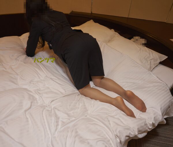 ほぼ女子高生のリクルートスーツ女子がワンワンスタイル
