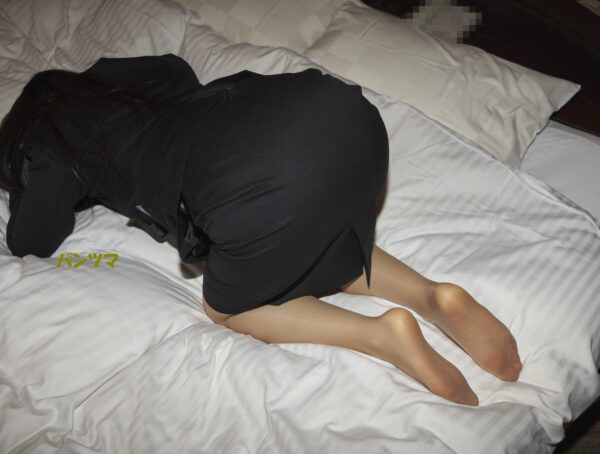 ほぼ女子高生のリクルートスーツ女子が服従している写真
