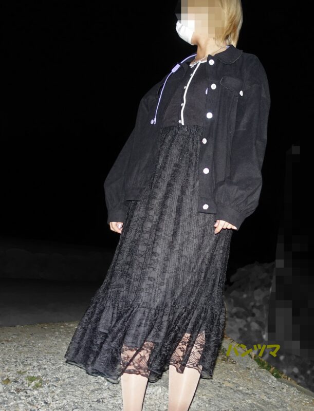 20歳　金髪女性　服装は黒でベージュのパンスト