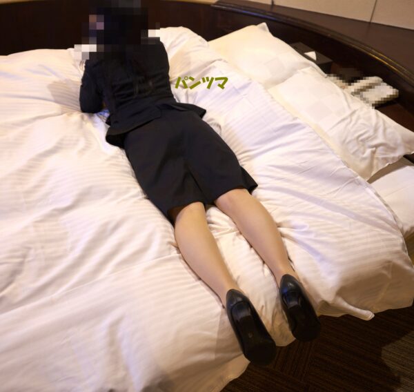 19歳 ほぼ女子高生のリクルートスーツをベッドで撮影