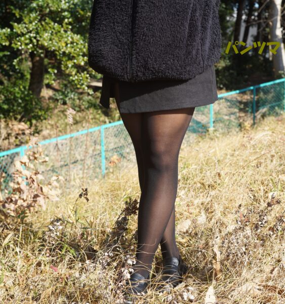 スカートから黒タイツ脚の見える範囲がおおくて嬉しいです！