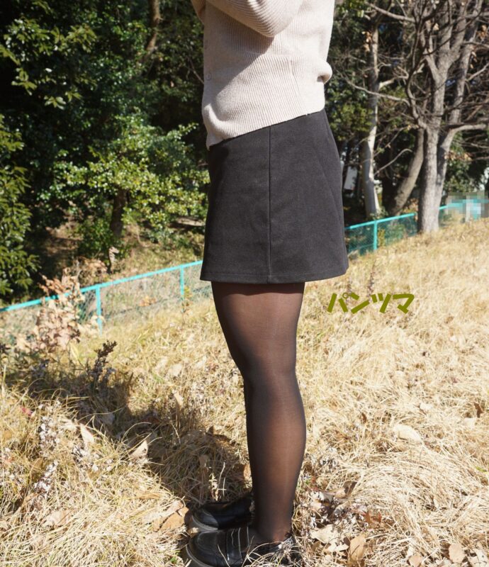 ミニスカートからのびる黒タイツ脚がまぶしい！