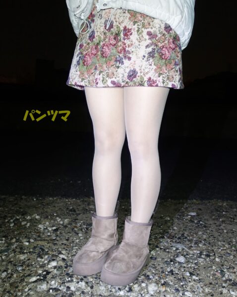 いい質感のパンスト脚です！