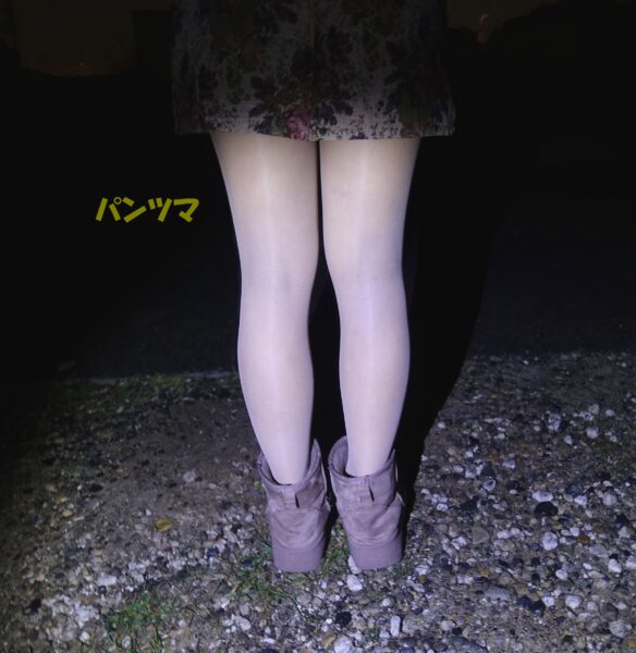 後ろから撮影をしました！ショートブーツを履いているパンスト足首あたりにそそられました！