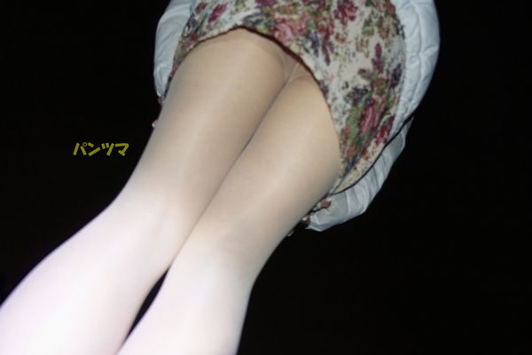彼女の後ろからローアングルで盗撮風に撮影しました！