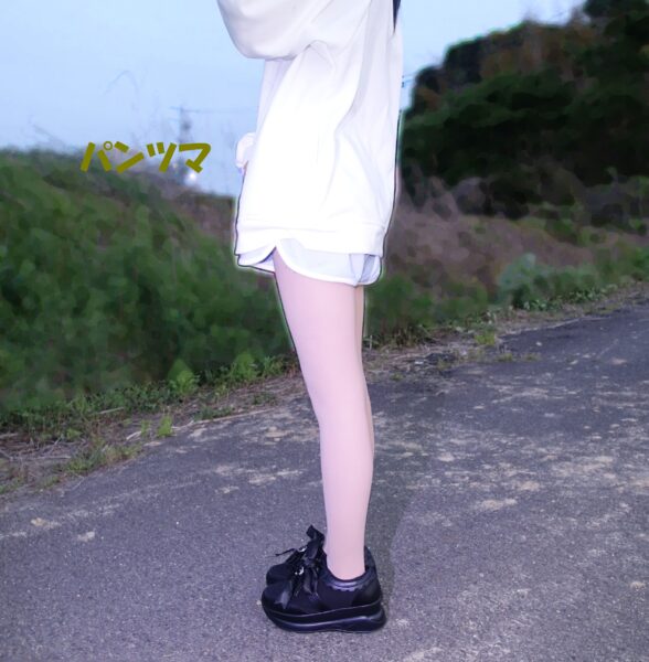 ショートパンツからのびる脚が長いですね～