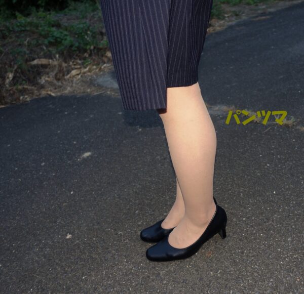 膝丈スカートにパンスト、そして黒革パンプス　最高です！
