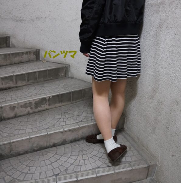 ファーストフード店でのバイトを終えたばかりの女子大生のパンスト脚を撮影した！