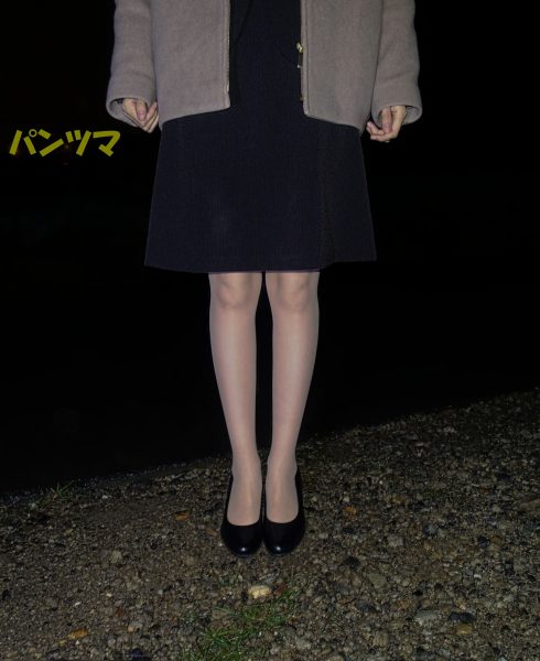 仕事終わりのOLさんのスーツのタイトスカートから見えるパンスト脚