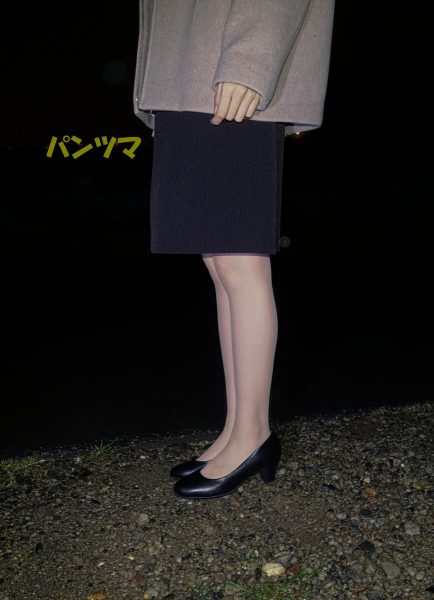 横からのパンスト足を撮影した！黒革パンプスもイイ感じです！