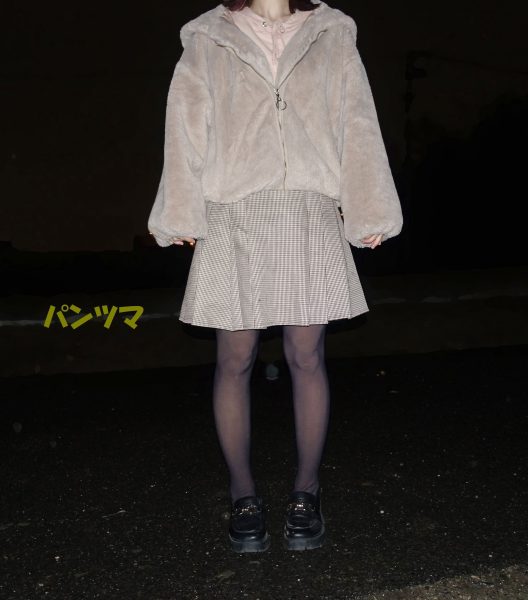 スカートからのびるフェイクタイツ脚に興奮する！
