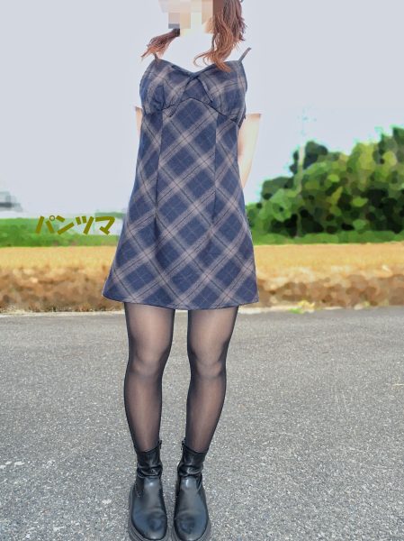男性に脚を撮影されることは無いので、棒立ちになってしまいますが、それが素人女性らしさがありますね！
