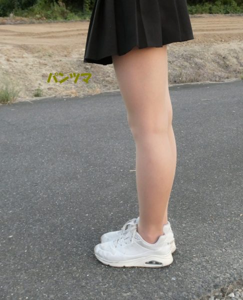 横からのパンスト脚もいいね!
